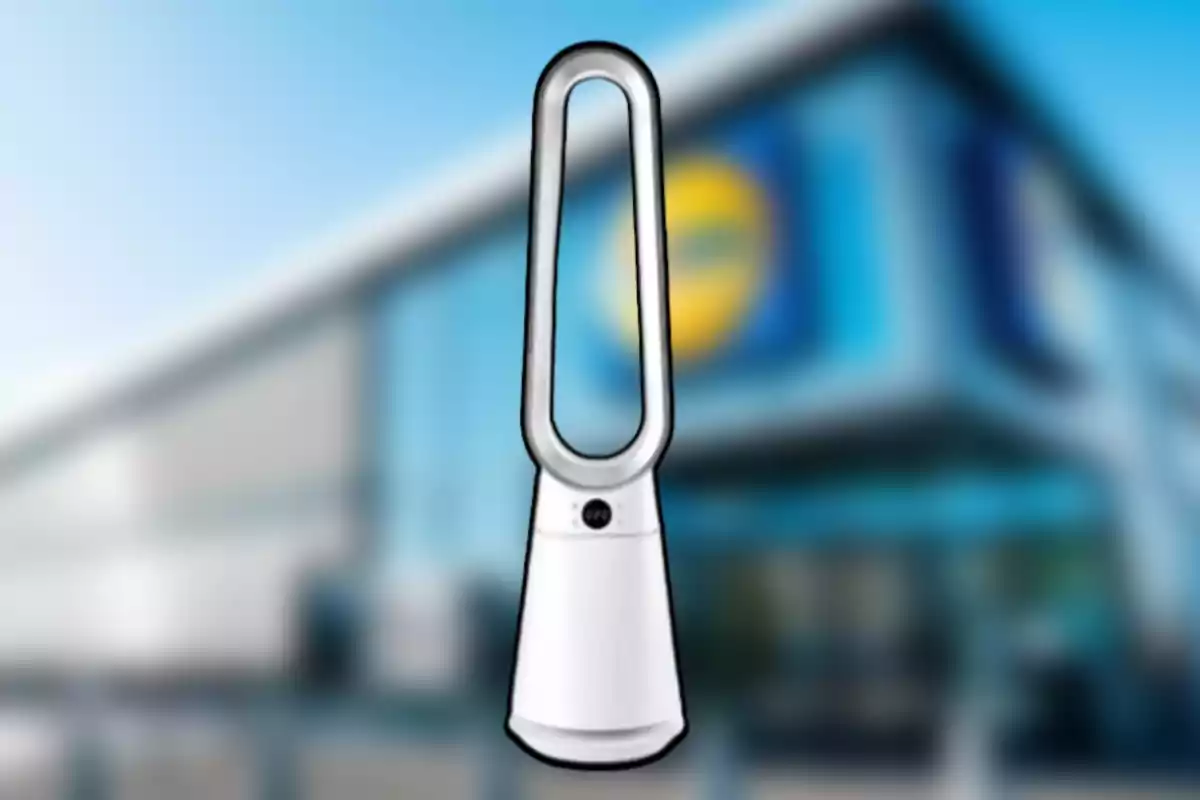 Ventilador sin aspas de color blanco frente a un edificio borroso. Ventilador sin aspas de color blanco frente a un edificio borroso.