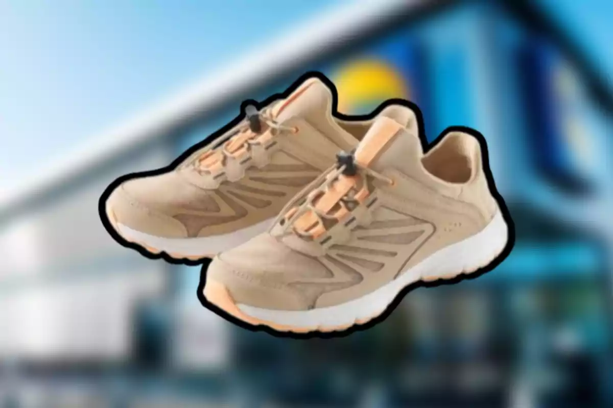 Un par de zapatillas deportivas beige con fondo desenfocado. Un par de zapatillas deportivas beige con fondo desenfocado.