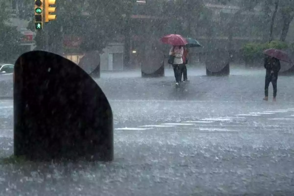 Imagen de lluvias intensas en el Paralelo, en Barcelona