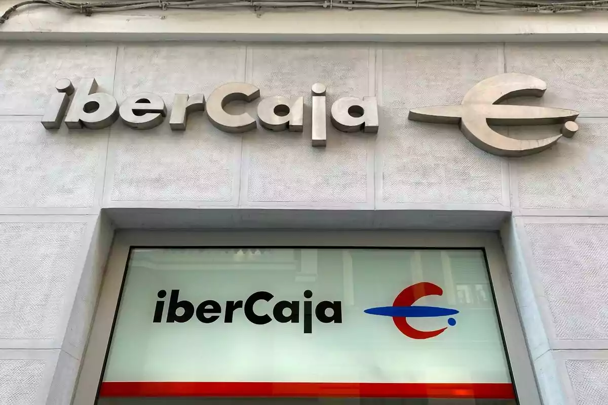 Imagen de IberCaja con el nombre en la pared y en una ventana