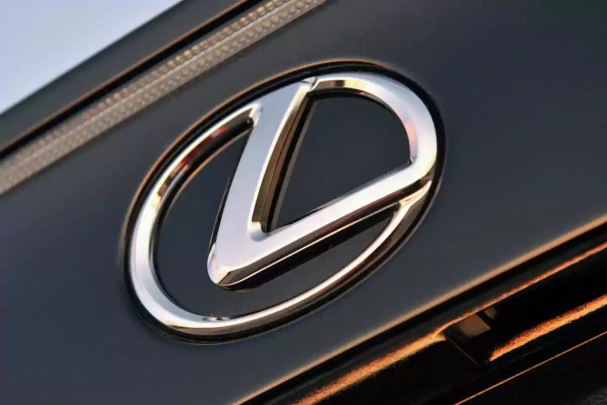 Logotipo de un automóvil de la marca Lexus en primer plano.