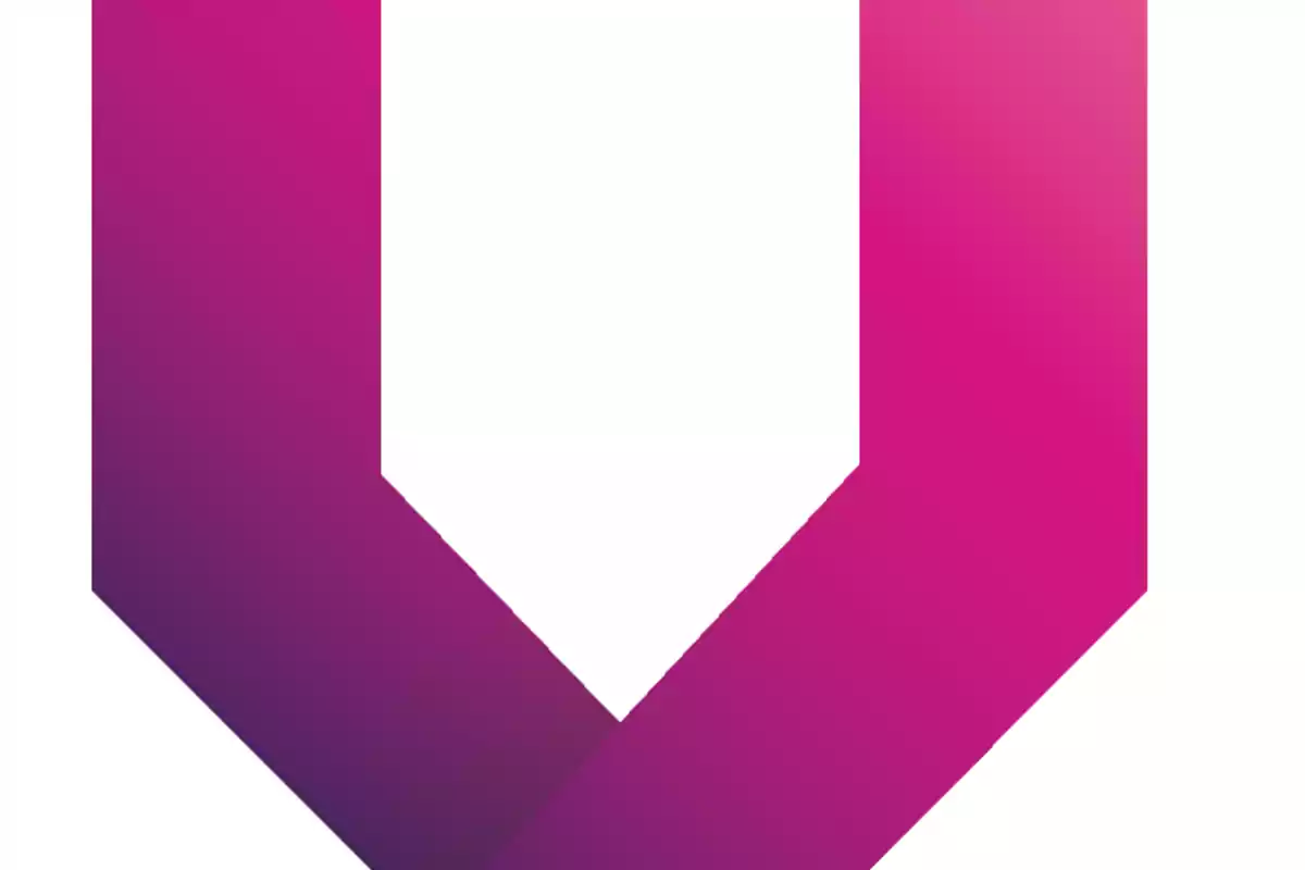 Logotipo con forma de escudo en tonos degradados de rosa y morado.