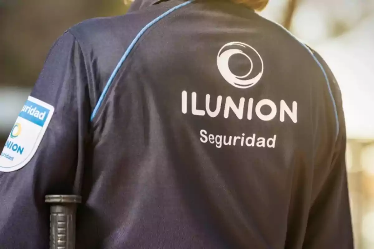 Parte trasera del uniforme de los agentes de seguridad de Ilunion