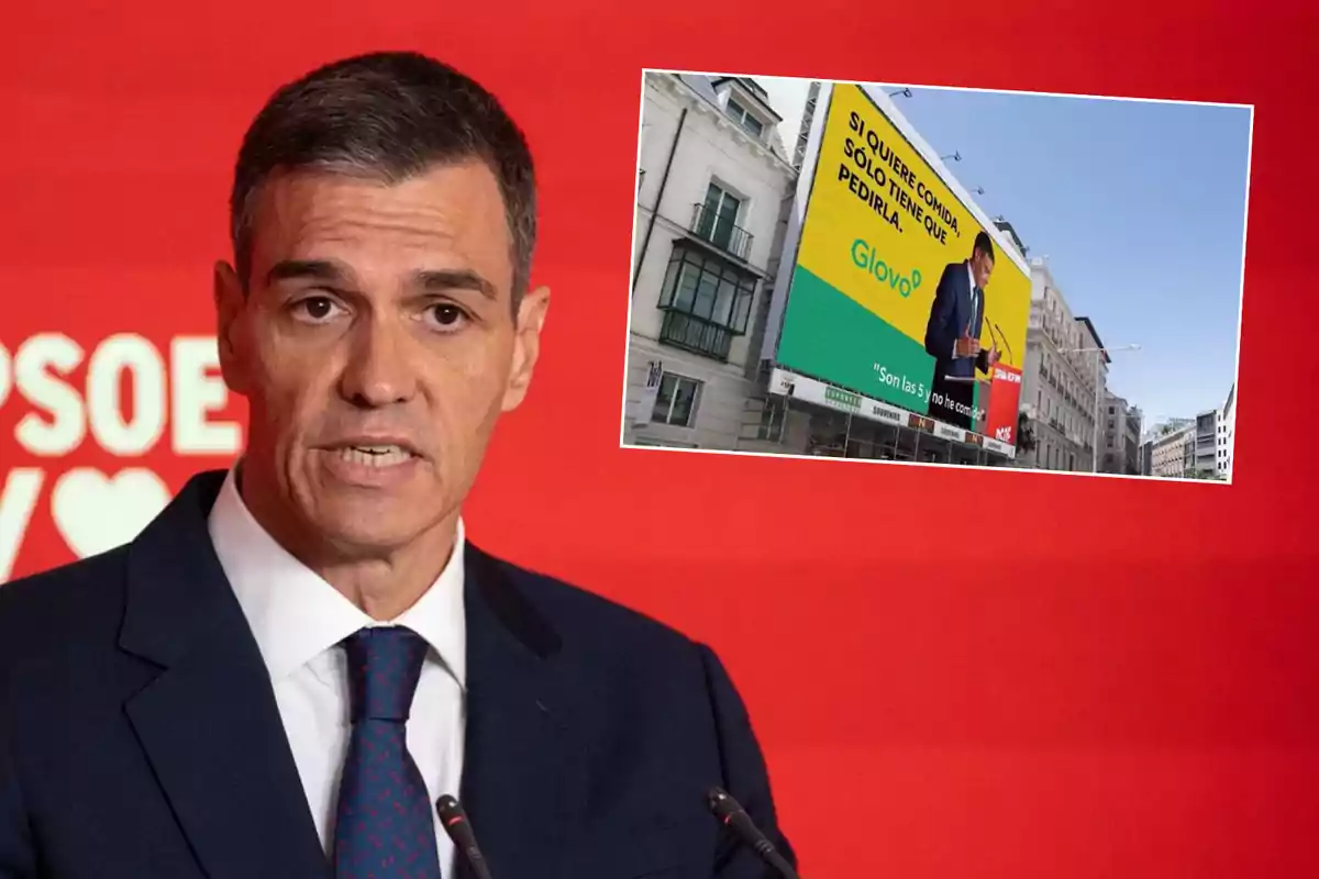Hombre de traje hablando frente a un fondo rojo con el logo de PSOE y un cartel publicitario editado en la esquina superior derecha que parodia un anuncio de Glovo