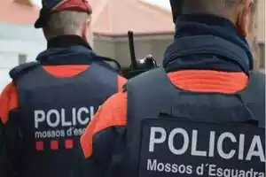 Fotografía de dos Mossos d'Esquadra