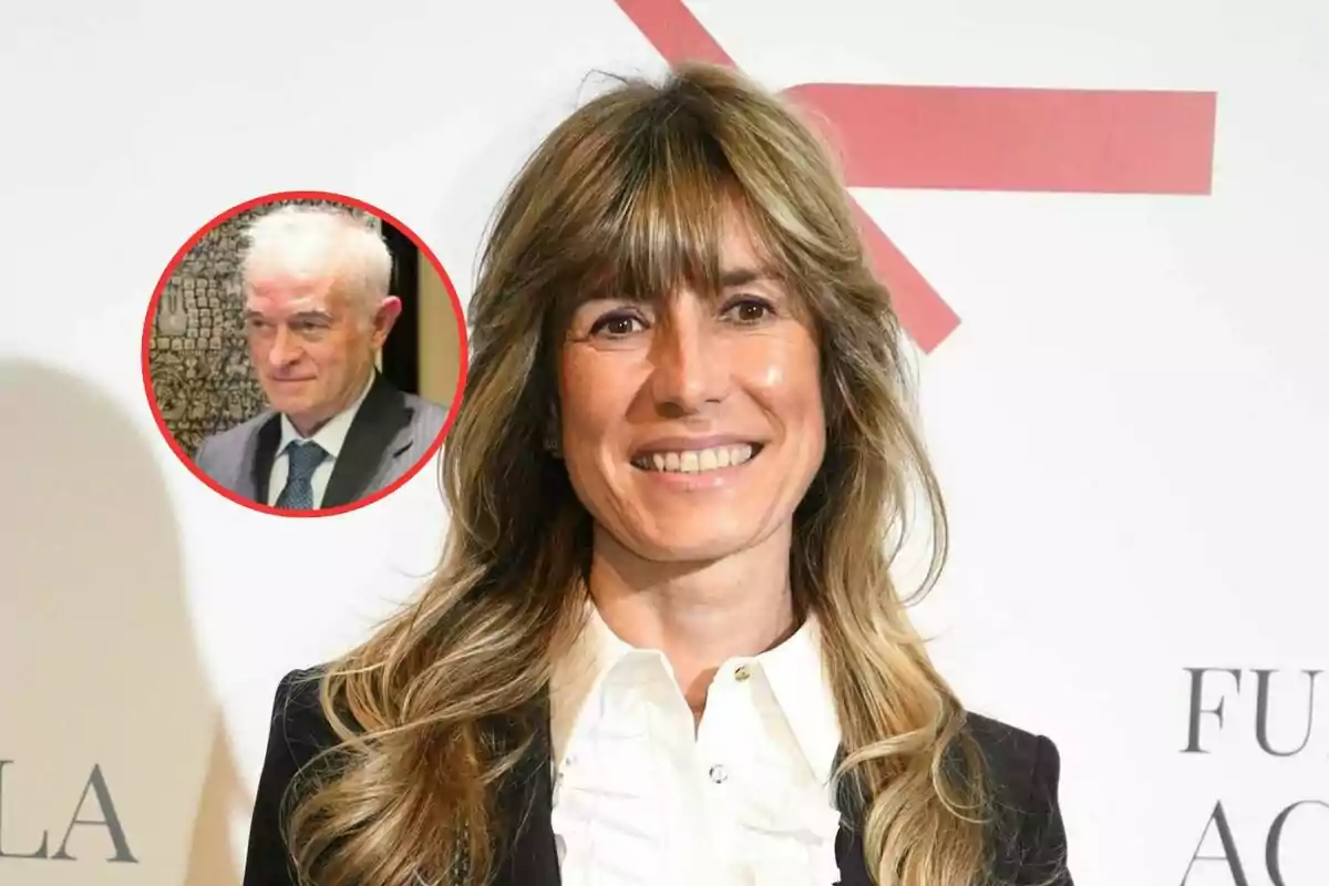Una mujer sonriente con cabello largo y rubio viste una blusa blanca y un saco oscuro en un evento con un fondo blanco y un logotipo rojo en la esquina superior derecha hay un recuadro con la imagen de un hombre mayor con cabello canoso y traje oscuro.