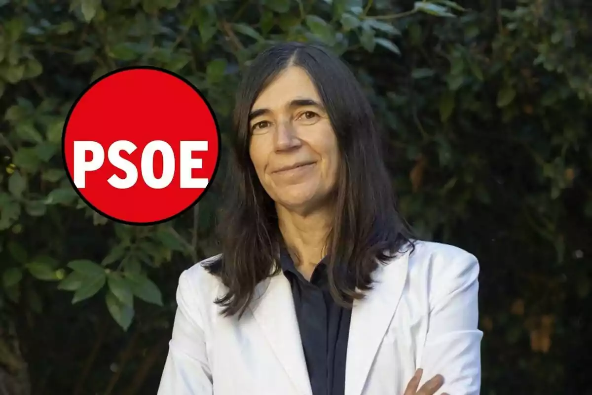 Una persona con cabello oscuro y chaqueta blanca está de pie frente a un fondo de vegetación, junto a un logotipo rojo con las letras PSOE.