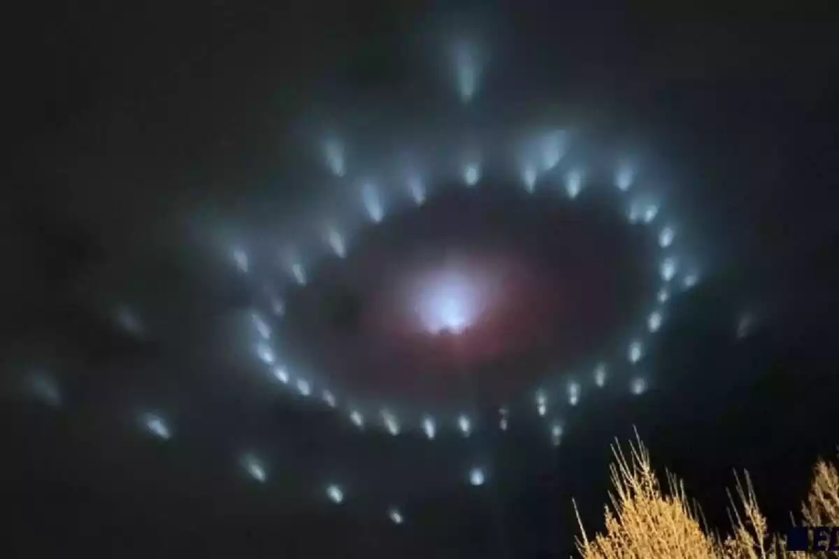 Imagen de unas luces en el cielo que parecen una nave espacial