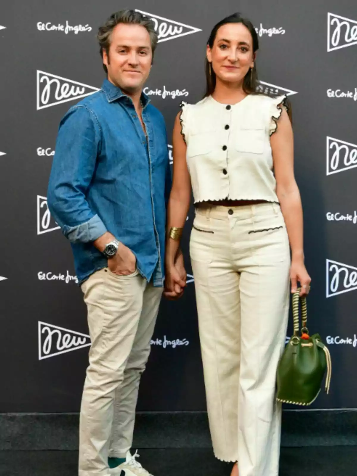 Álvaro López Huerta y Lucía Pombo posa de pie en un evento con fondo de logotipos, él lleva camisa de mezclilla y pantalón claro, ella viste un conjunto beige sin mangas y sostiene un bolso verde Álvaro López Huerta y Lucía Pombo posa de pie en un evento con fondo de logotipos, él lleva camisa de mezclilla y pantalón claro, ella viste un conjunto beige sin mangas y sostiene un bolso verde