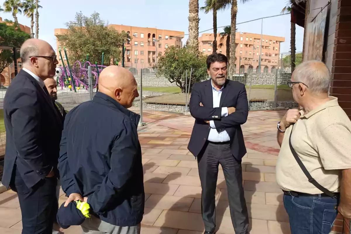 El alcalde de Alicante, Luis Barcala, ha visitando las obras de renovación de la plaza de San Blas