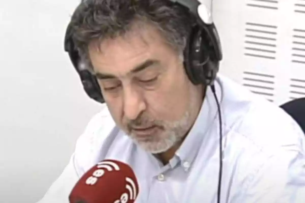 Primer plano del periodista Luis del Pino con un micrófono de EsRadio