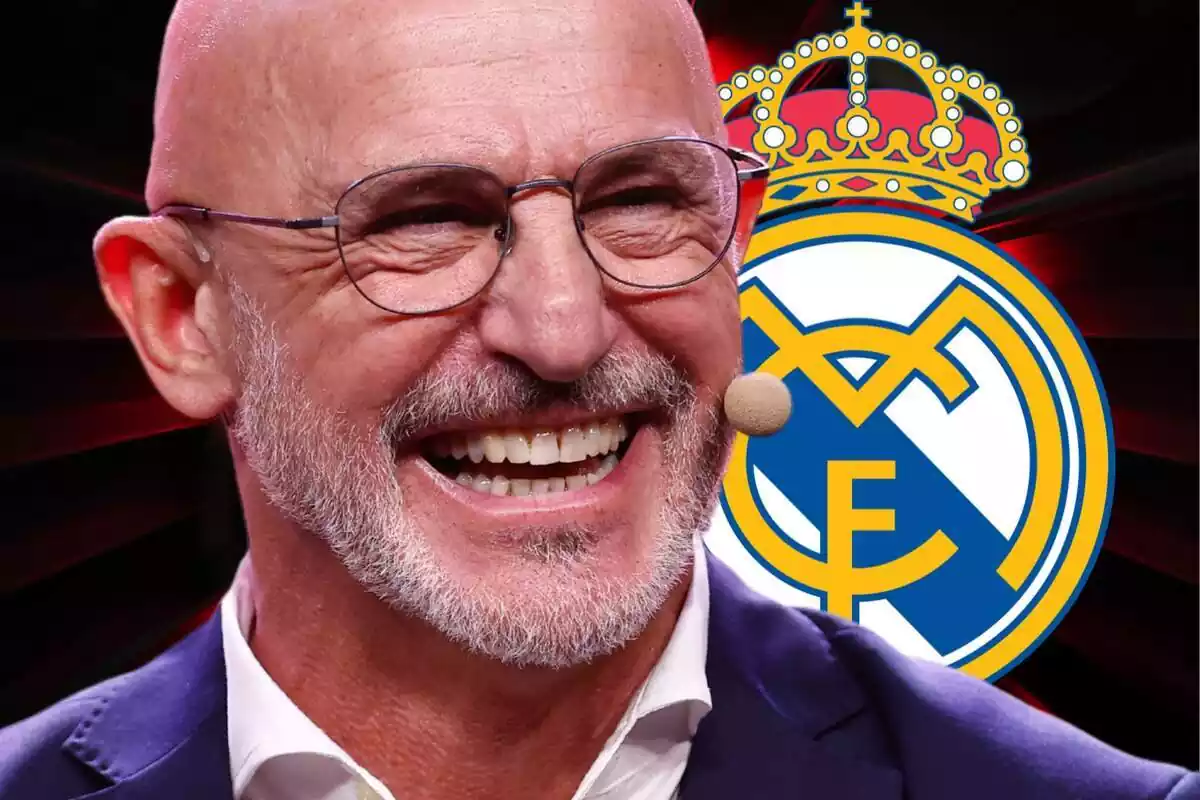 Luis de La Fuente se ríe con el escudo del Real Madrid al lado