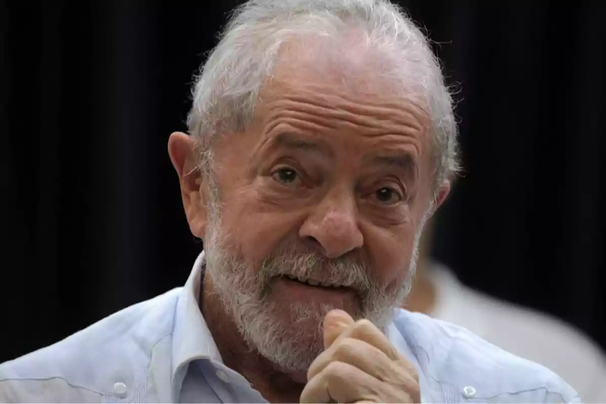 Un hombre mayor con barba y cabello canoso, vistiendo una camisa clara, con una expresión pensativa.