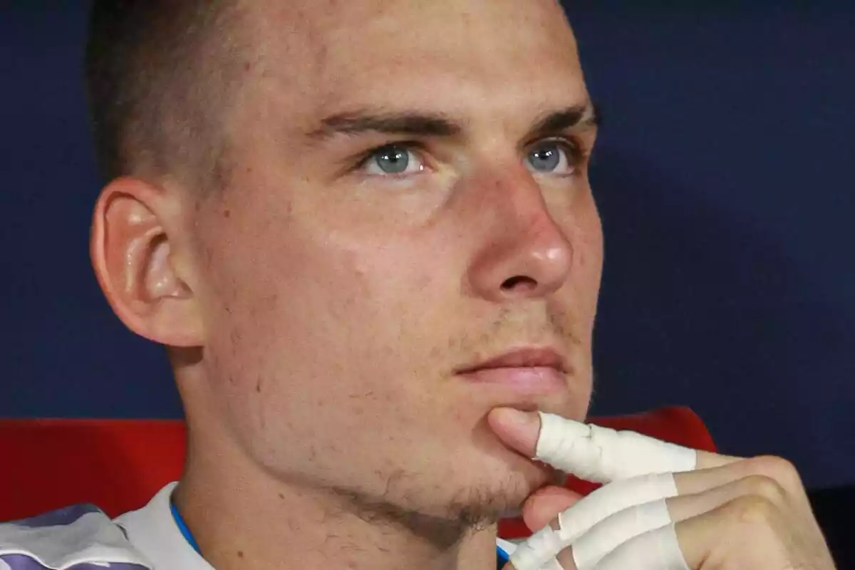 Andriy Lunin mirando hacia el cielo pensando con el dedo en la barbilla