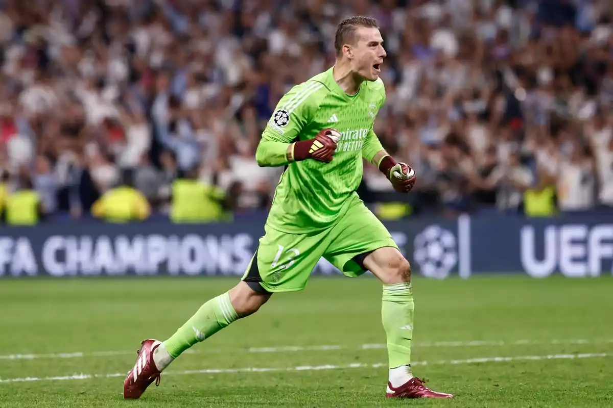 Andriy Lunin celebra apretando el brazo con la camiseta del Real Madrid