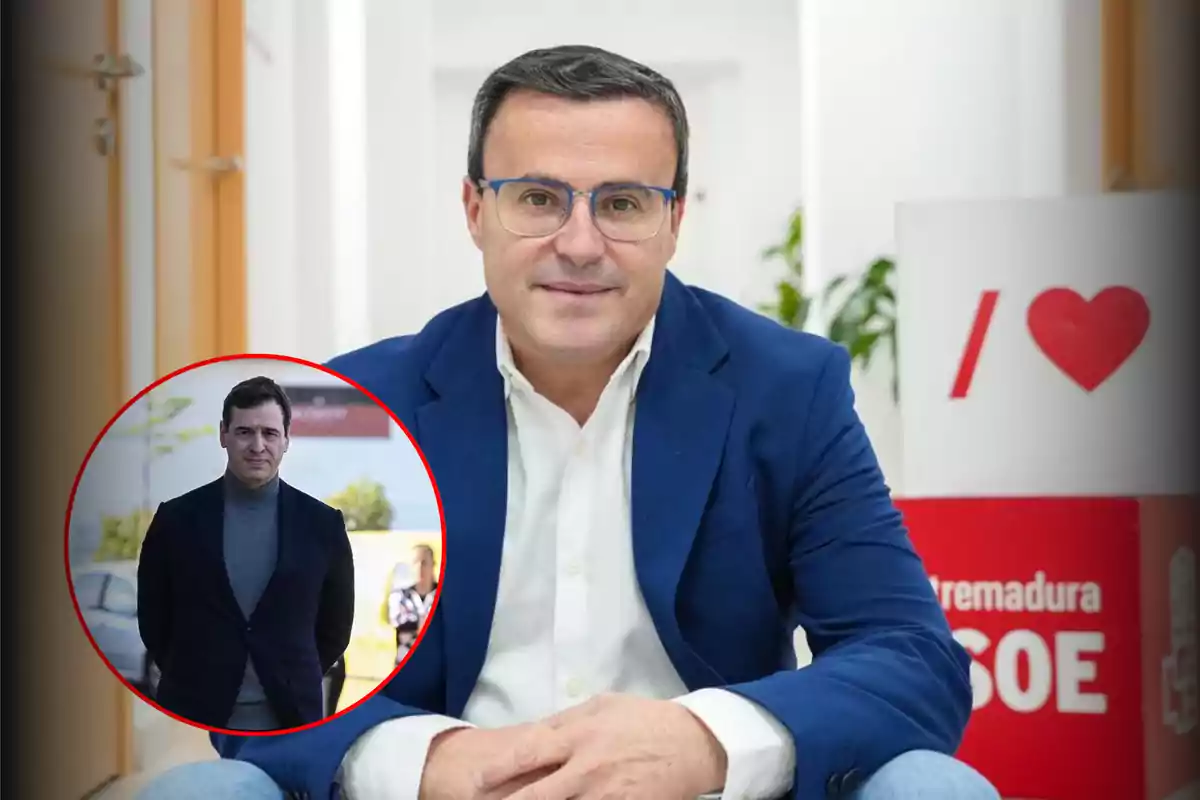 Hombre con gafas y chaqueta azul sentado en un entorno interior con un cartel de PSOE Extremadura al fondo y un recuadro circular mostrando a otro hombre de pie con chaqueta oscura y suéter gris.