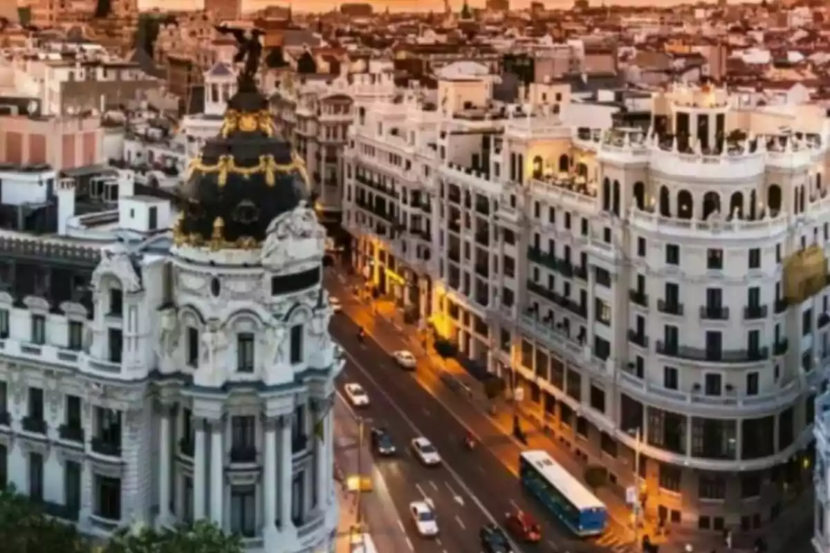 Vista aérea de una calle concurrida en una ciudad con edificios históricos y tráfico.