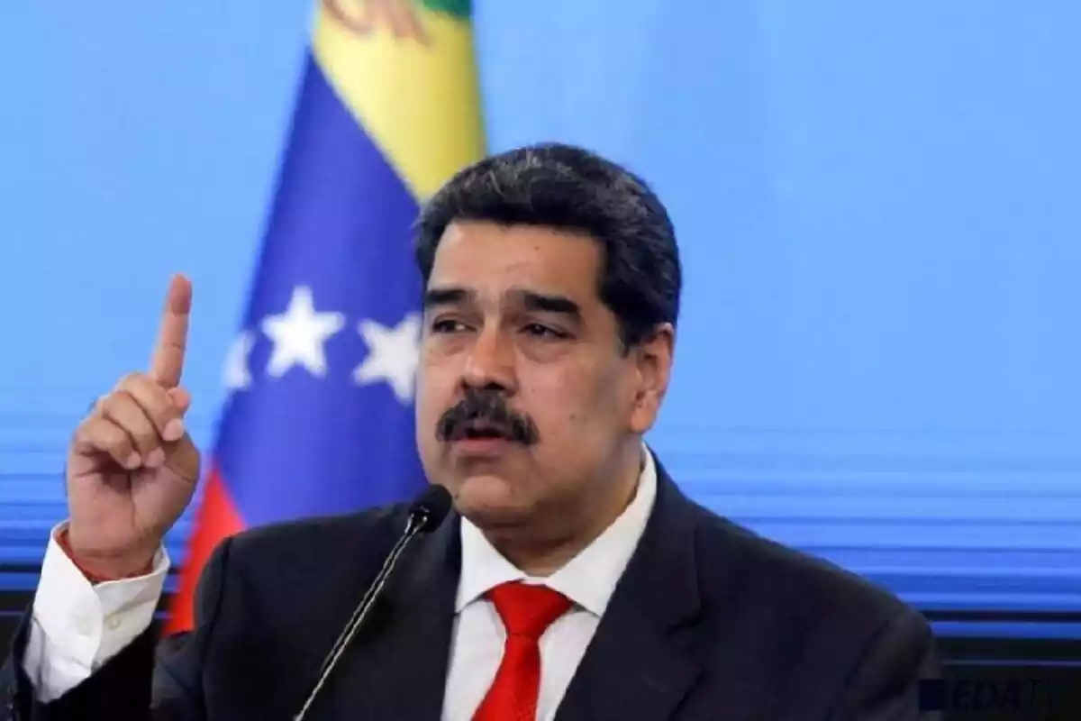 Nicolás Maduro hablando con un micrófono