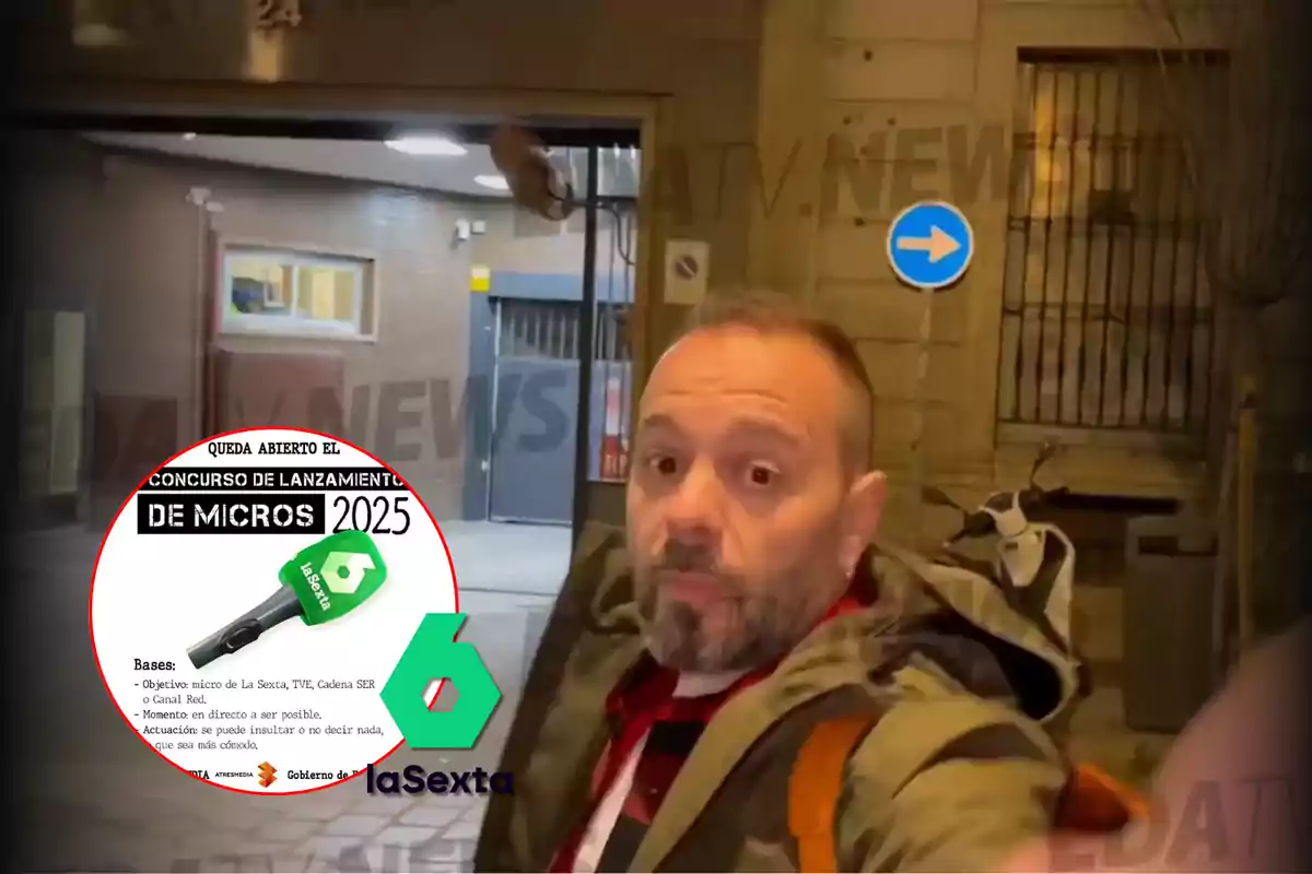 Un hombre con chaqueta y mochila está en una calle frente a un edificio, junto a un cartel que anuncia un concurso de lanzamiento de micrófonos de La Sexta para 2025.