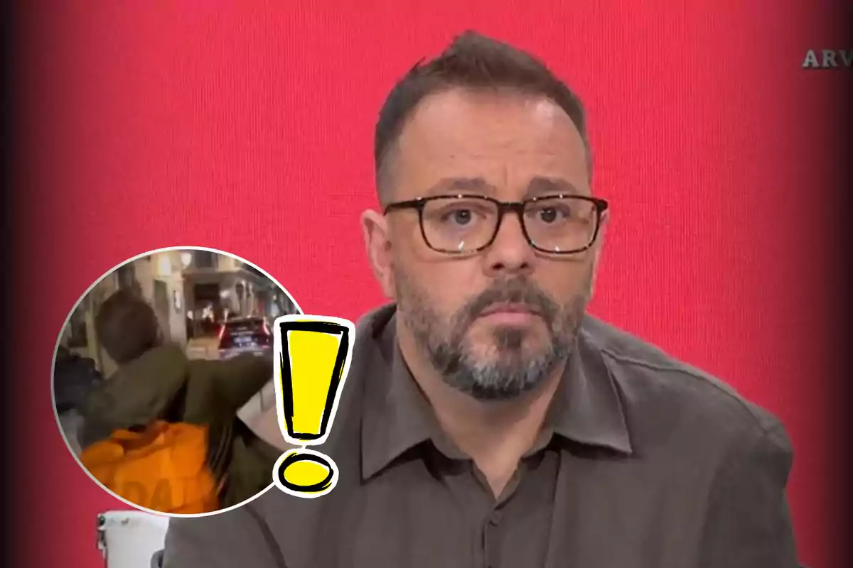 Un hombre con gafas y barba aparece en un fondo rojo con una imagen circular en la esquina inferior izquierda que muestra una escena urbana con un signo de exclamación amarillo.