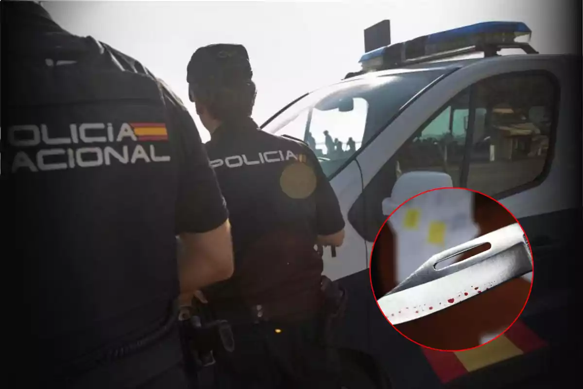 Policías junto a un vehículo con un primer plano de un cuchillo con manchas rojas.