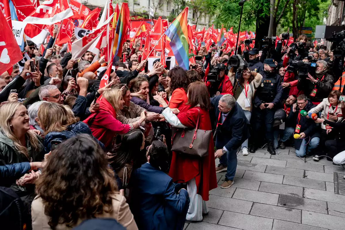 Manifestación del PSOE en apoyo a Pedro Sánchez frente a la sede de la calle Ferraz