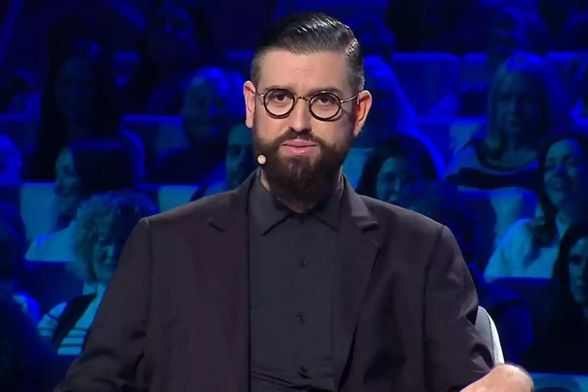 Manu Sánchez, con barba y gafas redondas, vestido de negro, emocionado en el programa 'Somos Música' de Canal Sur Manu Sánchez, con barba y gafas redondas, vestido de negro, emocionado en el programa 'Somos Música' de Canal Sur