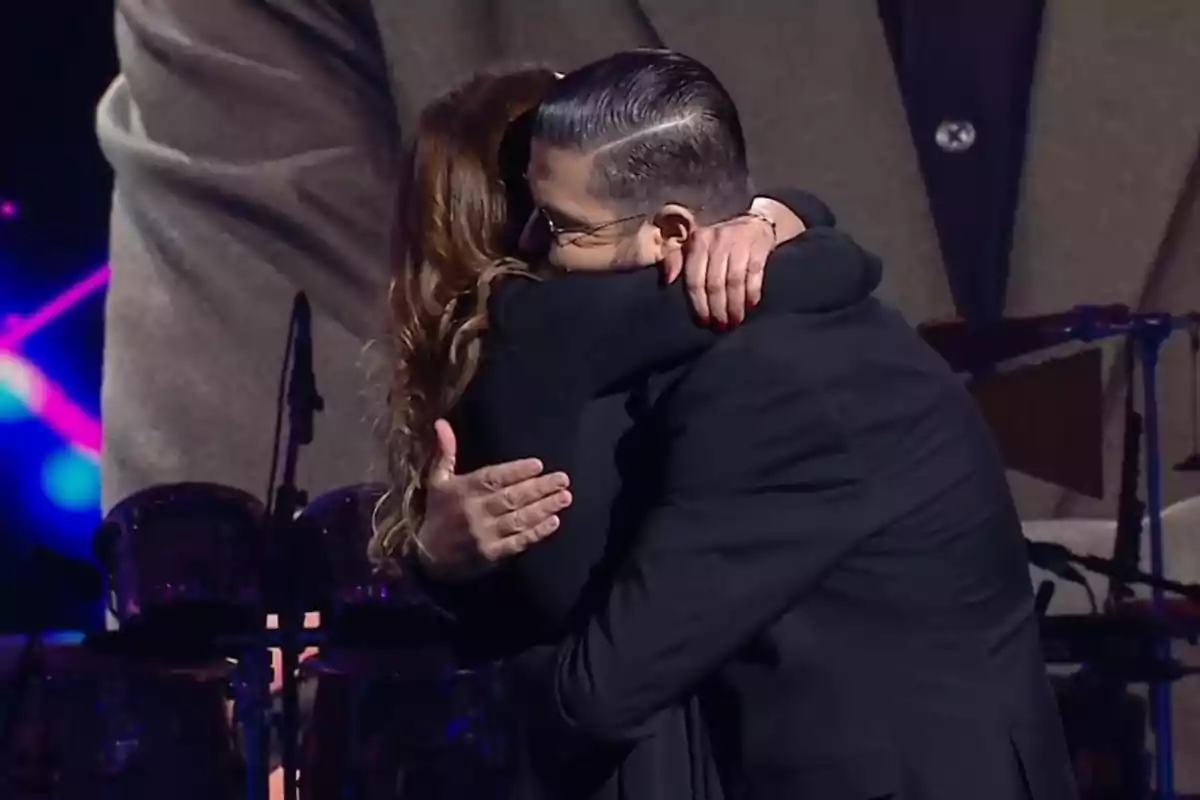 Manu Sánchez y Eva González se abrazan en el programa 'Somos Música' de Canal Sur Manu Sánchez y Eva González se abrazan en el programa 'Somos Música' de Canal Sur