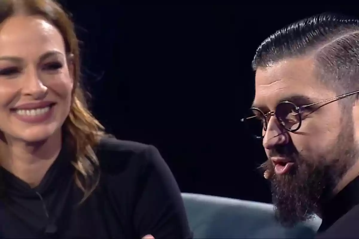 Eva González sonríe mientras Manu Sánchez, con barba y gafas, habla en el programa 'Somos Música' de Canal Sur Eva González sonríe mientras Manu Sánchez, con barba y gafas, habla en el programa 'Somos Música' de Canal Sur