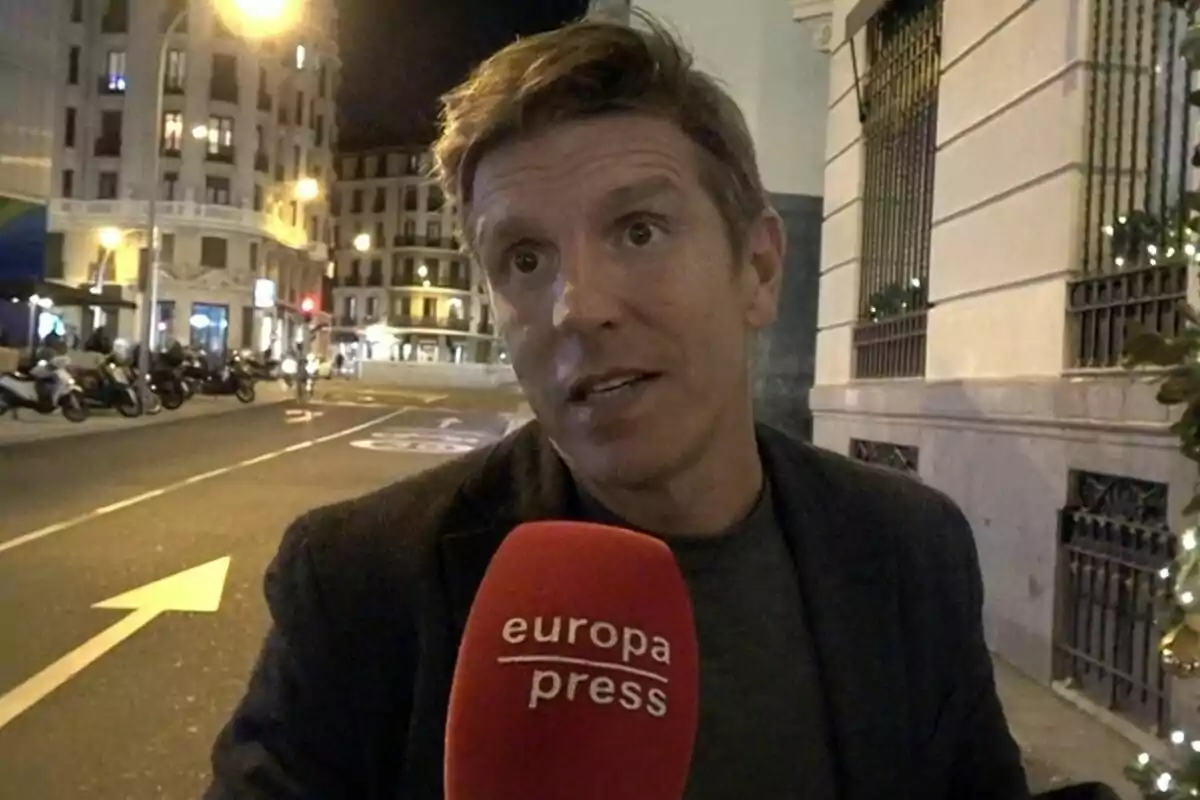 Manuel Díaz hablando frente a un micrófono de Europa Press en una calle iluminada por la noche. Manuel Díaz hablando frente a un micrófono de Europa Press en una calle iluminada por la noche.