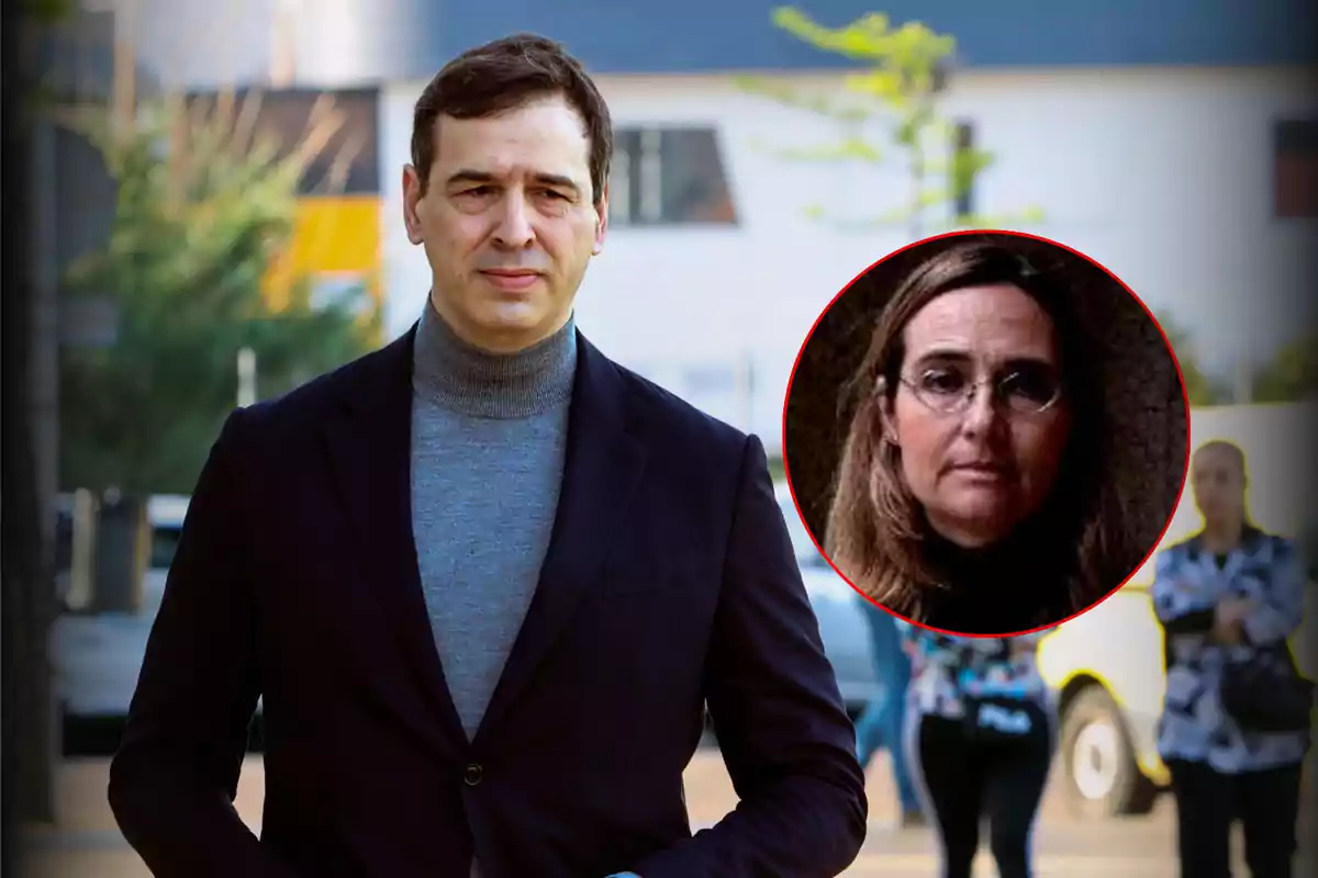 Hombre con suéter gris y saco oscuro de pie al aire libre con un círculo que muestra el rostro de una mujer con gafas y cabello largo