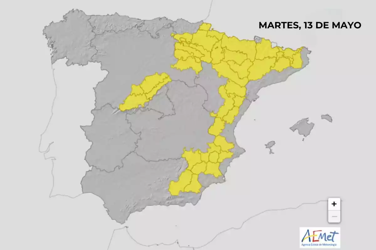 Mapa de España con áreas en alerta amarilla por condiciones meteorológicas adversas el martes 13 de mayo, destacando regiones del noreste y este del país. Mapa de España con áreas en alerta amarilla por condiciones meteorológicas adversas el martes 13 de mayo, destacando regiones del noreste y este del país.