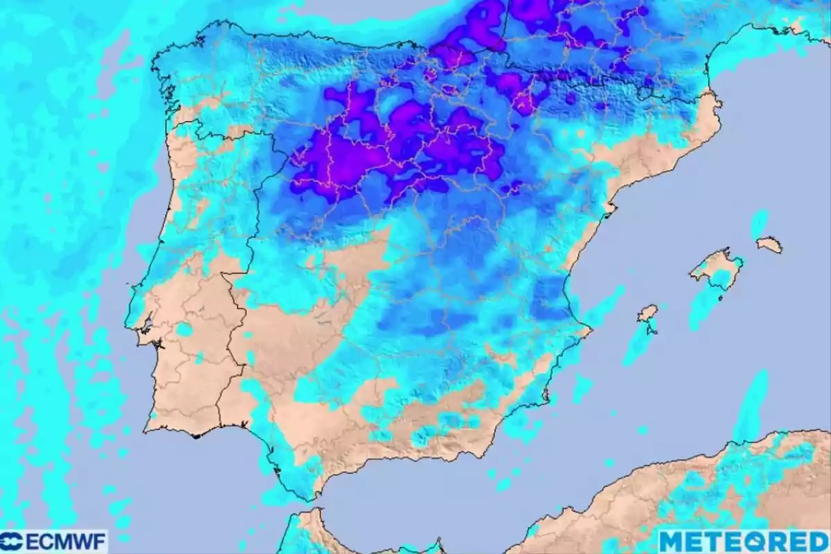 Mapa meteorológico de la península ibérica con zonas en diferentes tonos de azul y morado indicando precipitaciones o acumulación de nieve en el norte y centro Mapa meteorológico de la península ibérica con zonas en diferentes tonos de azul y morado indicando precipitaciones o acumulación de nieve en el norte y centro