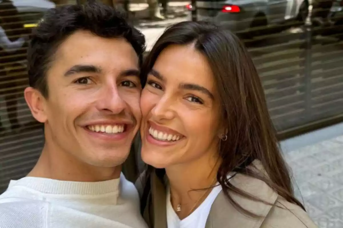 Marc Márquez y su novia, Gemma Pinto, posando juntos en el cumpleaños de la influencer Marc Márquez y su novia, Gemma Pinto, posando juntos en el cumpleaños de la influencer