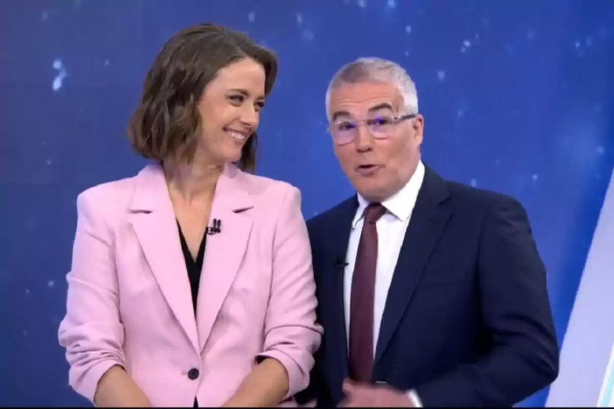 David Cantero y María Casado en un set de televisión con fondo azul.