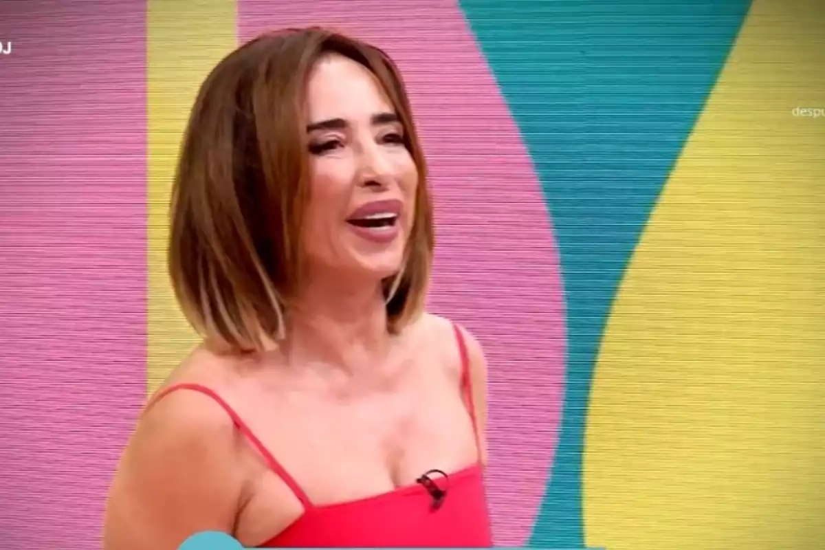 María Patiño, con cabello castaño y liso y vestido rojo, sonríe en 'La familia de la tele' María Patiño, con cabello castaño y liso y vestido rojo, sonríe en 'La familia de la tele'