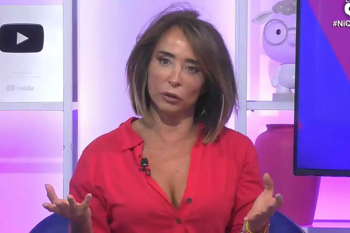 Captura de María Patiño con camisa roja está hablando en el plató de Ni que fuéramos