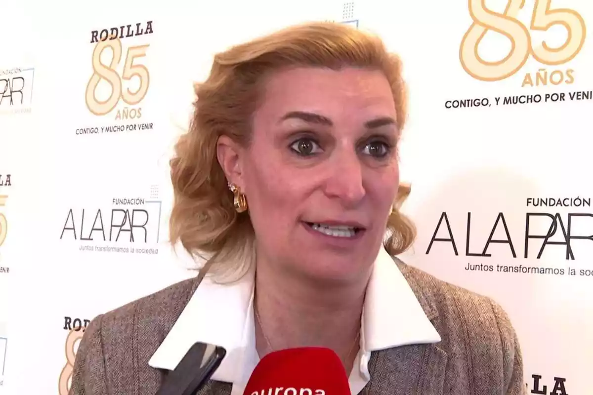 María Zurita hablando con la prensa en un photocall María Zurita hablando con la prensa en un photocall