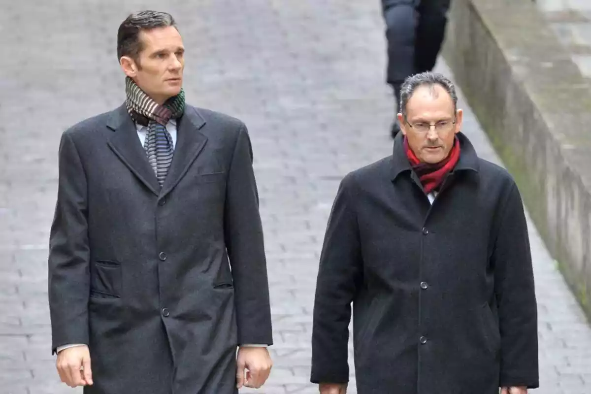 Image of Mario Pascual Vives and Iñaki Urdangarin walking down the street, both with serious faces Image of Mario Pascual Vives and Iñaki Urdangarin walking down the street, both with serious faces