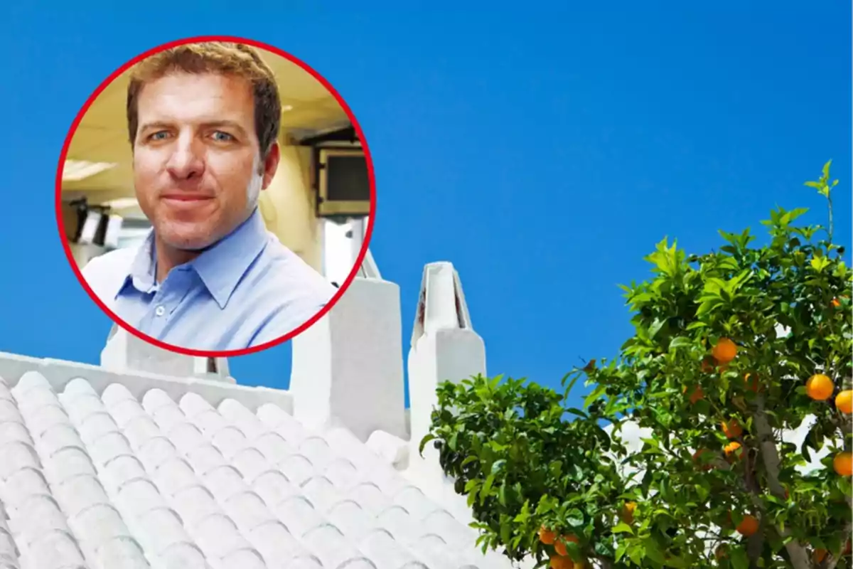 Un hombre con camisa azul claro aparece en un círculo rojo sobre una imagen de un tejado blanco y un árbol con naranjas bajo un cielo azul.