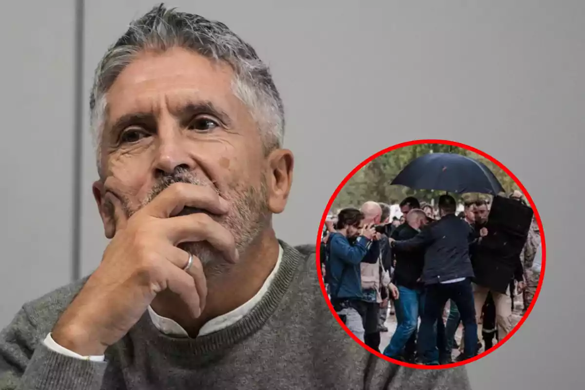 Un hombre pensativo con la mano en el rostro y una imagen circular en la esquina inferior derecha que muestra a varias personas en un evento al aire libre.