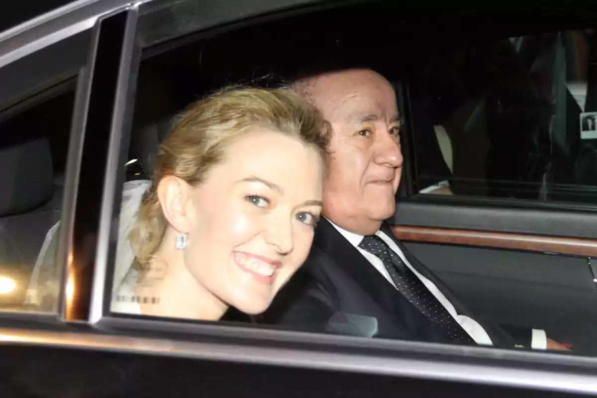 Marta Ortega y Amancio Ortega sonríen desde el interior de un automóvil. Marta Ortega y Amancio Ortega sonríen desde el interior de un automóvil.