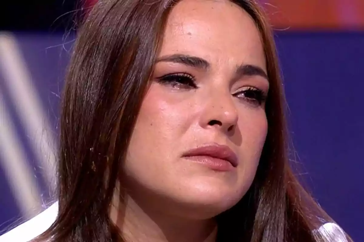 Marta Peñate de cabello castaño con expresión triste y lágrimas en los ojos en De Viernes Marta Peñate de cabello castaño con expresión triste y lágrimas en los ojos en De Viernes