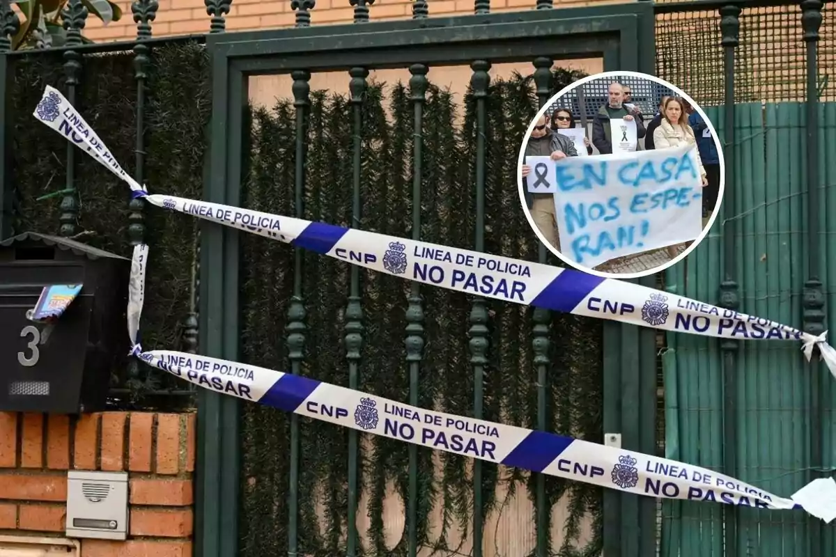 Una puerta con cinta de policía que dice "No pasar" y un cartel en una imagen insertada que dice "En casa nos esperan".