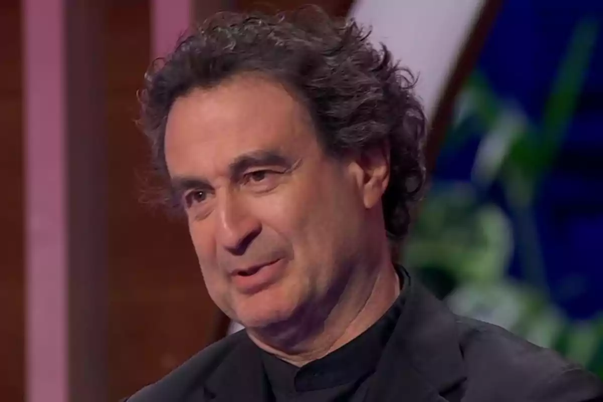 Pepe Rodríguez vistiendo ropa oscura en un entorno interior con fondo desenfocado. Captura de 'MasterChef' Pepe Rodríguez vistiendo ropa oscura en un entorno interior con fondo desenfocado. Captura de 'MasterChef'