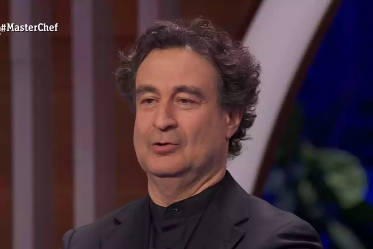 Pepe Rodríguez con expresión seria en un set de televisión con el logo de MasterChef en la esquina. Pepe Rodríguez con expresión seria en un set de televisión con el logo de MasterChef en la esquina.