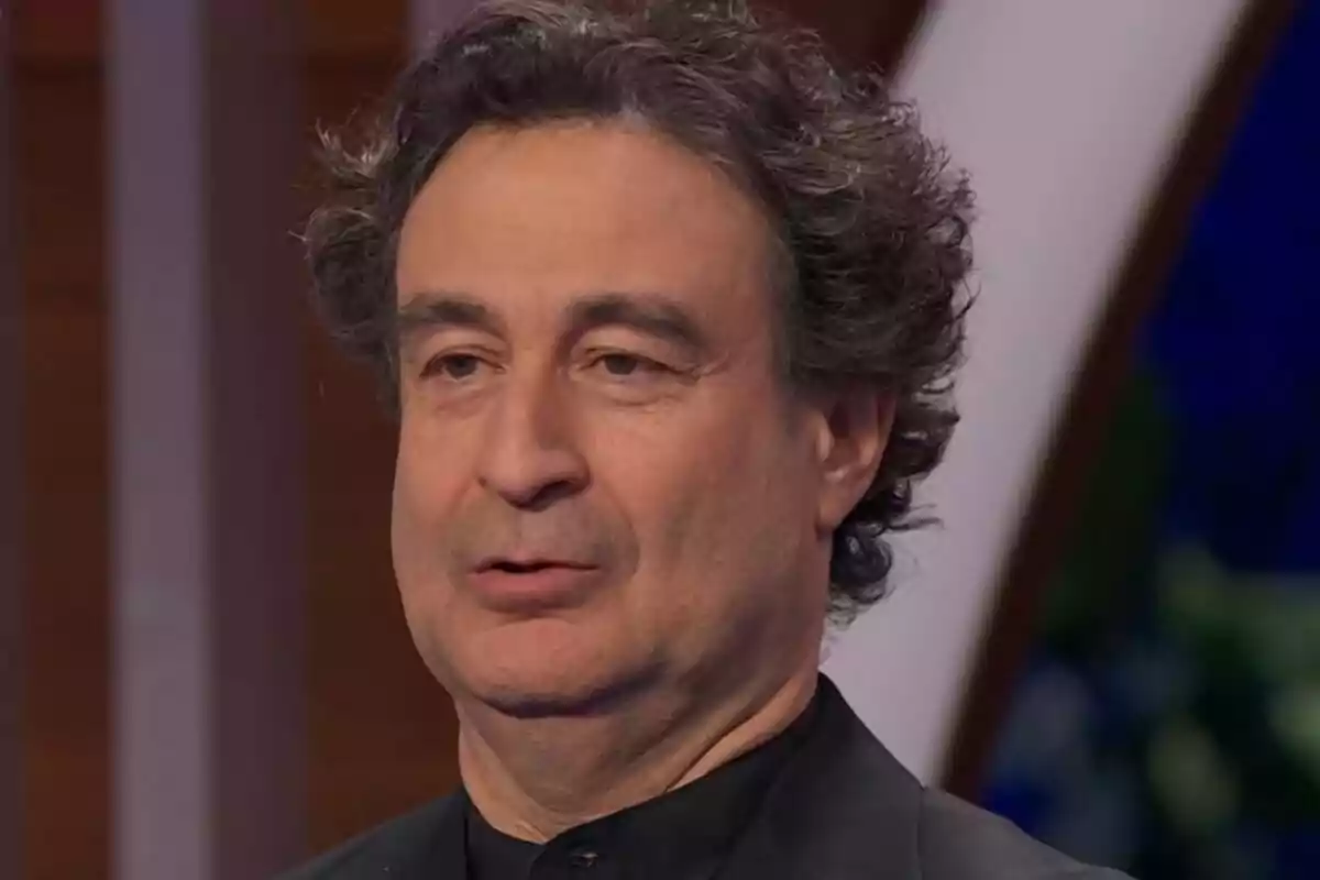 Pepe Rodríguez con expresión seria, vestido con una chaqueta oscura, en un entorno interior. Captura de 'MasterChef' Pepe Rodríguez con expresión seria, vestido con una chaqueta oscura, en un entorno interior. Captura de 'MasterChef'