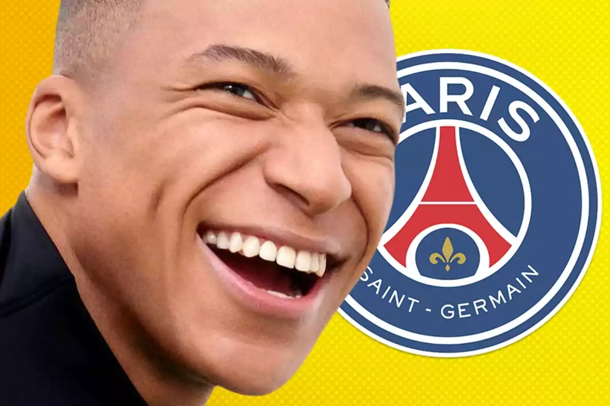 Un hombre sonriendo con el logo del Paris Saint-Germain de fondo.