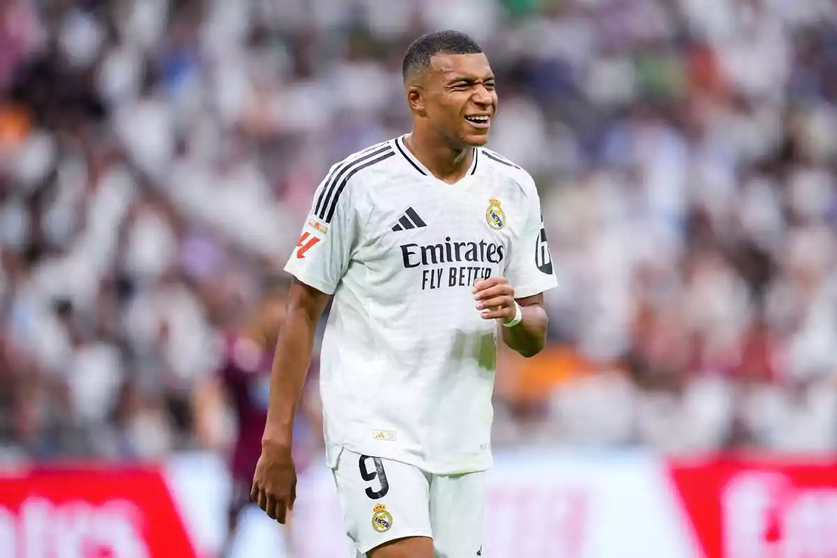 Un jugador de fútbol con el uniforme del Real Madrid en el campo de juego.