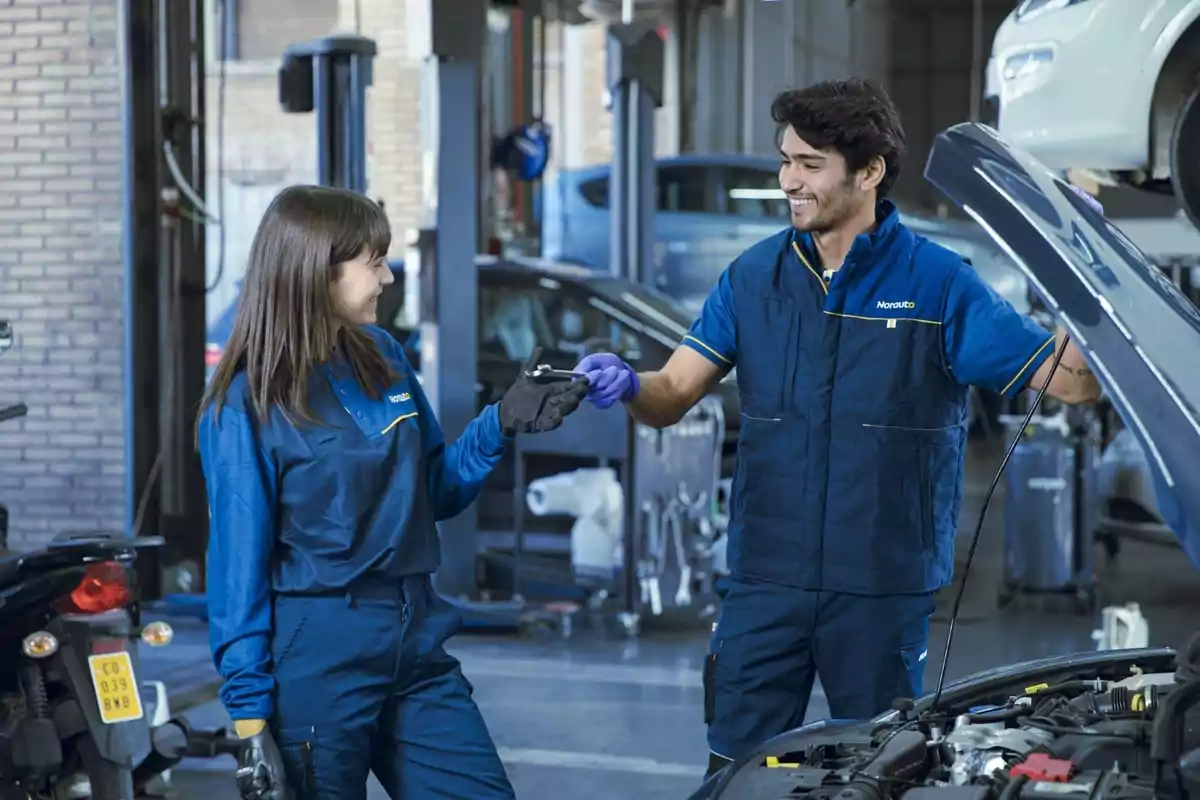 2 mecanicos de la cadena Norauto